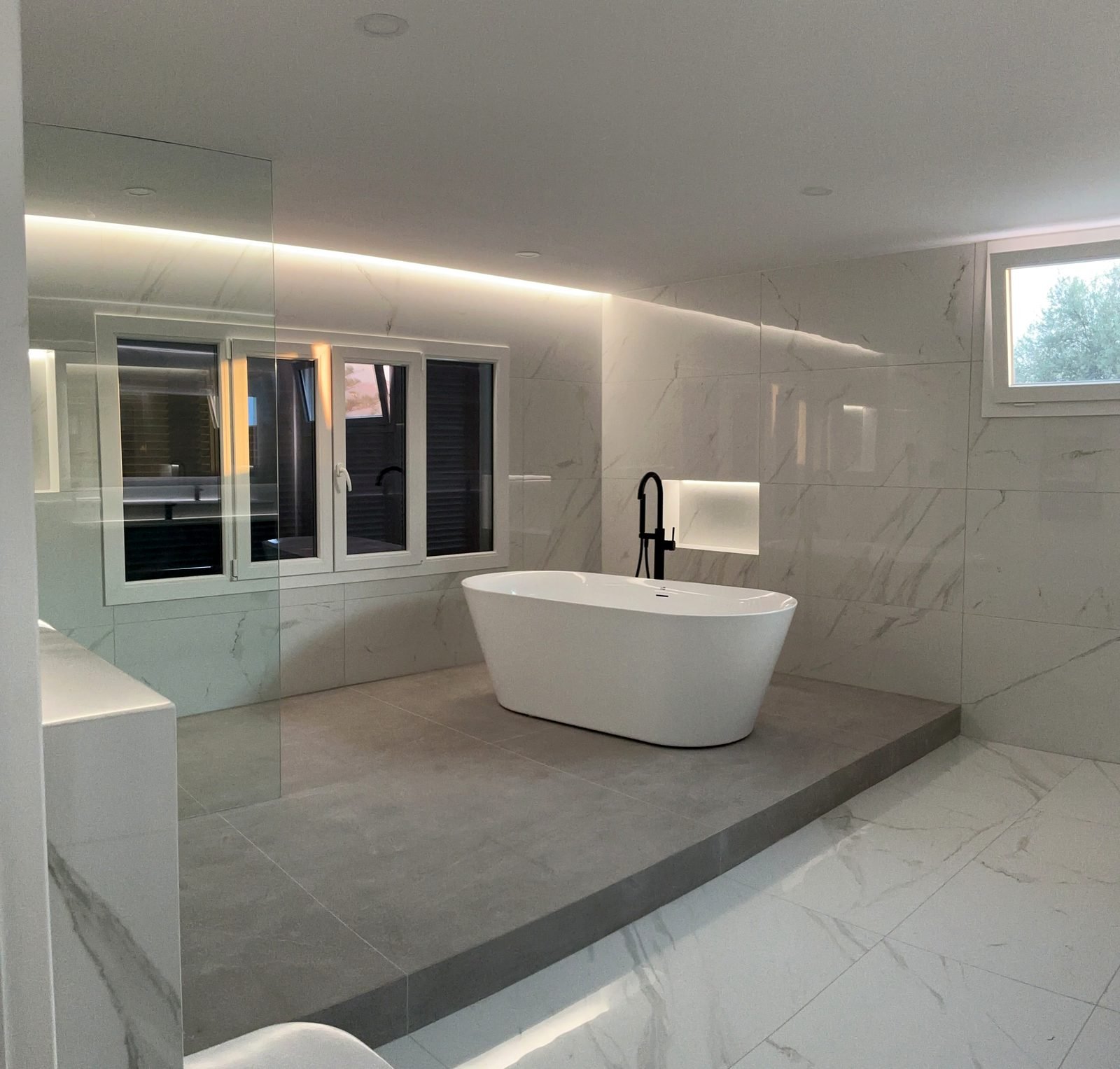 Baño con bañera exenta